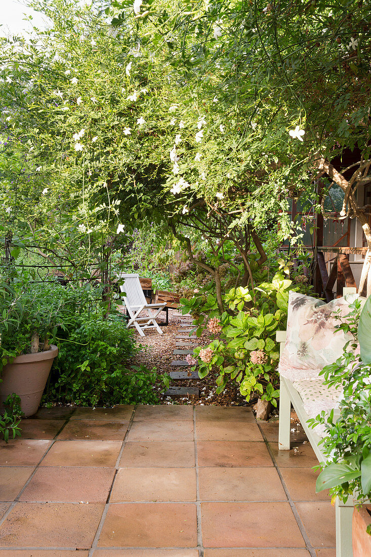 Weg von der Terrasse in den Garten