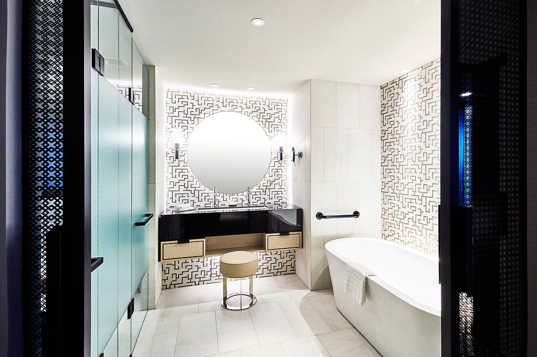 Luxuriöses Bad mit elegantem Waschtisch und gemusterten Wänden