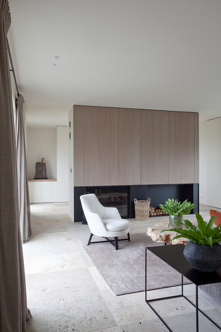 Modernes Wohnzimmer in Erdfarben mit Natursteinboden