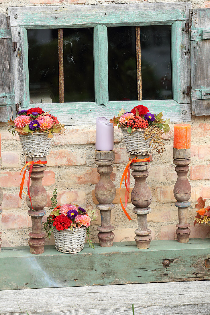 Rustikale Herbstdeko mit Blumengestecken und alten Balustern