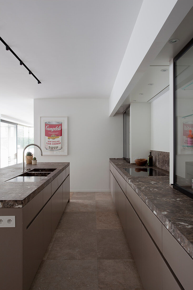 Marmor Arbeitsplatten in eleganter Küche mit Mittelblock