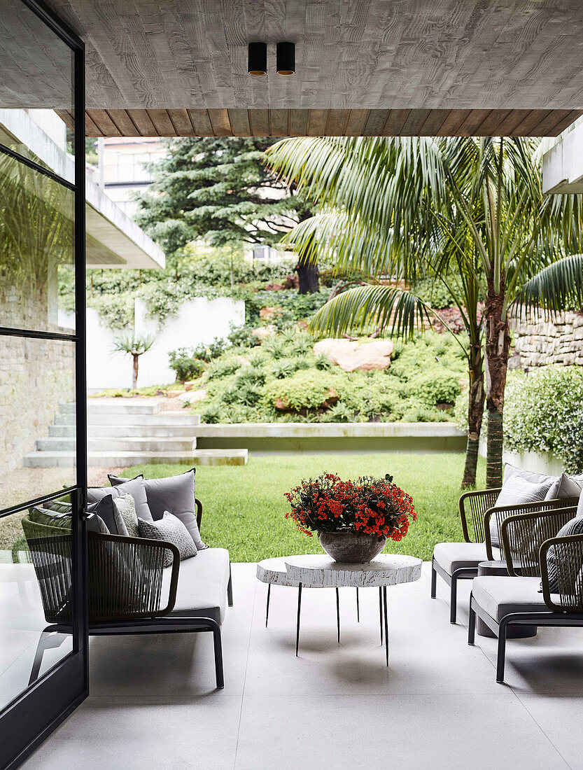 Designer-Outdoormöbel auf Terrasse mit Betondecke