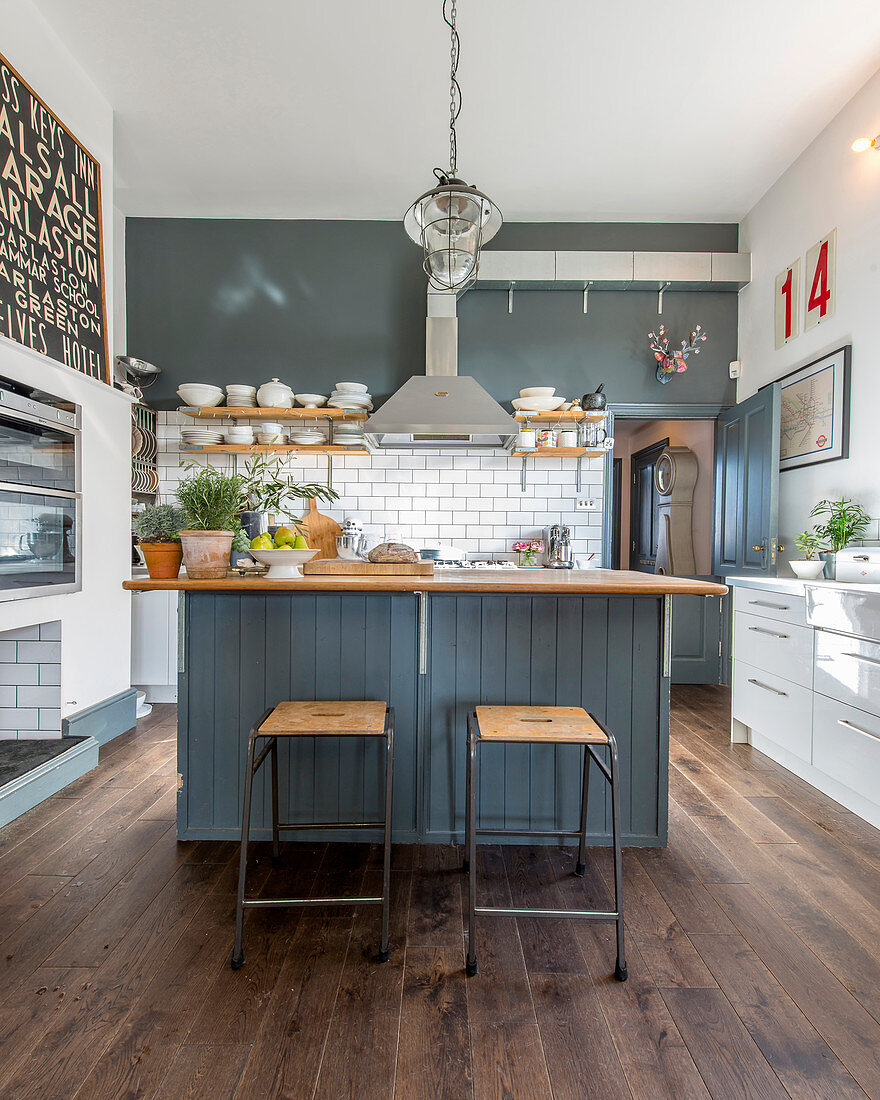Moderne Landhausküche in Blaugrau und Weiß mit Holzboden