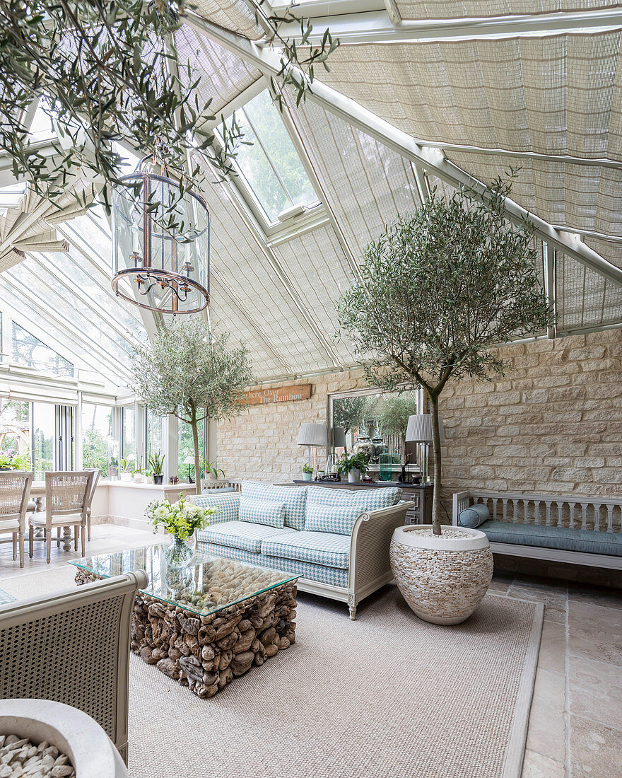 Großer eleganter Wohnraum mit Glasdach und Wintergarten