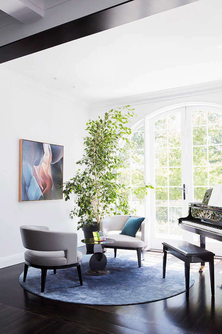 Designerstühle und Klavier im Musikzimmer mit Sprossentür