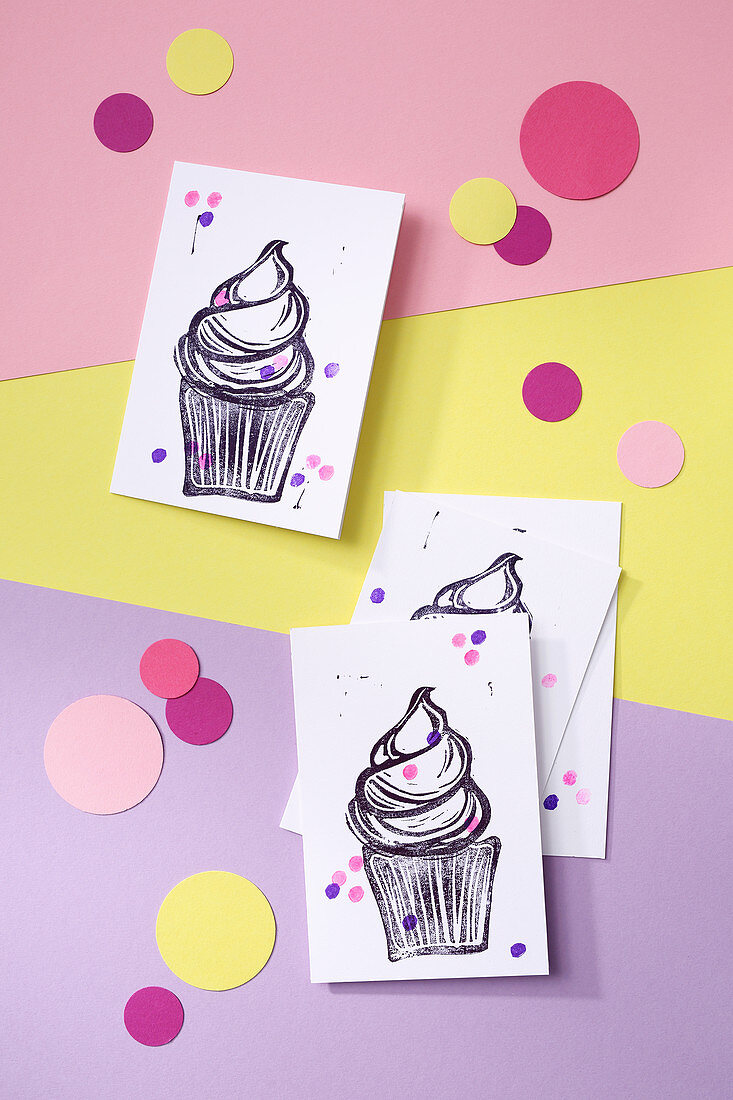 DIY invitation cards for a baby shower with a cupcake motif