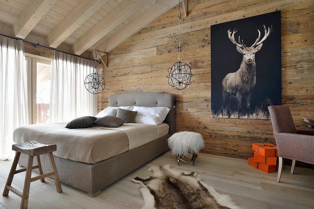 Chalet bedroom in earthy shades