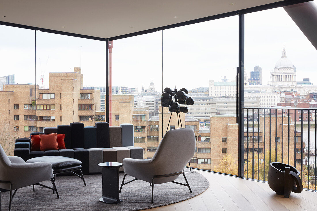 Elegante Lounge in Grautönen in Penthouse mit Fensterfront