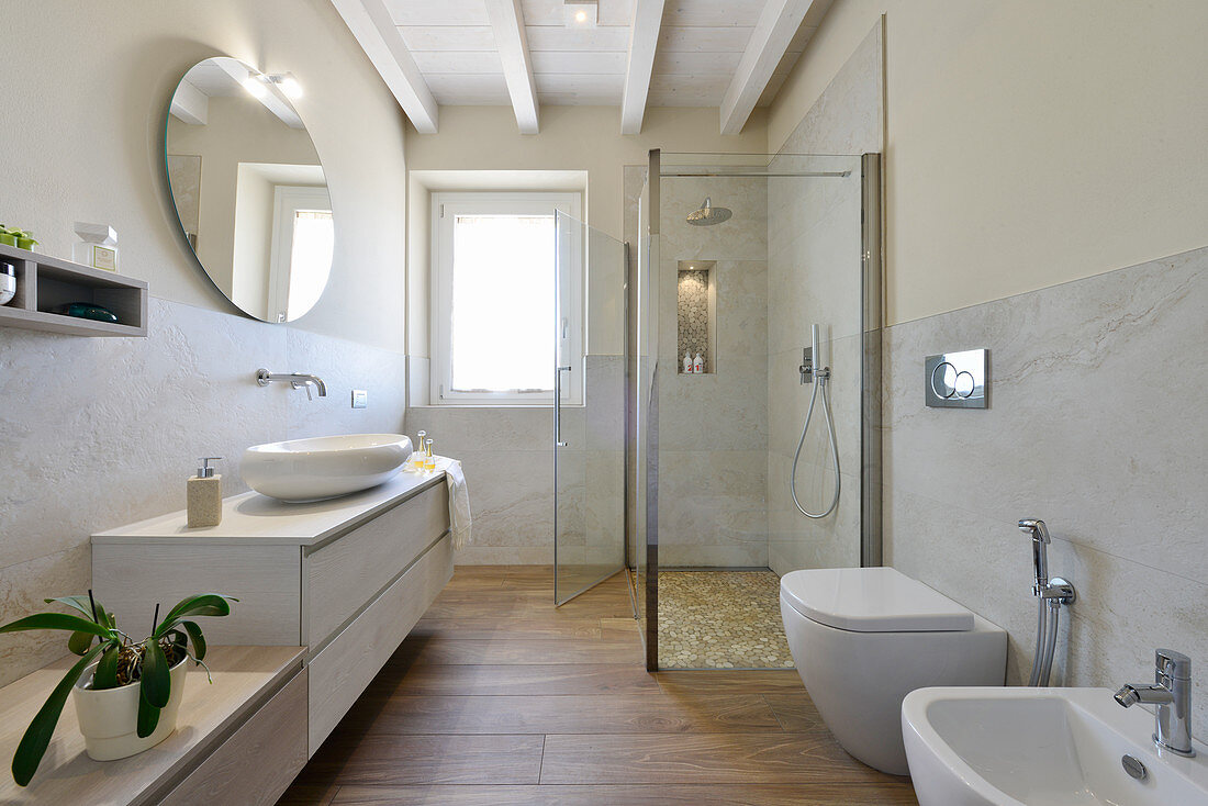 Renoviertes Badezimmer mit Waschtischmöbel, Duschkabine und Bidet