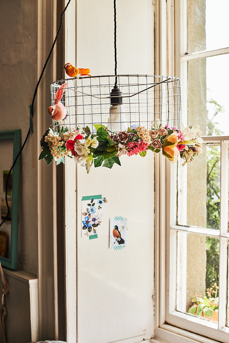 Lampenschirm aus Draht mit Stoffblumen-Girlande und Vogelfiguren