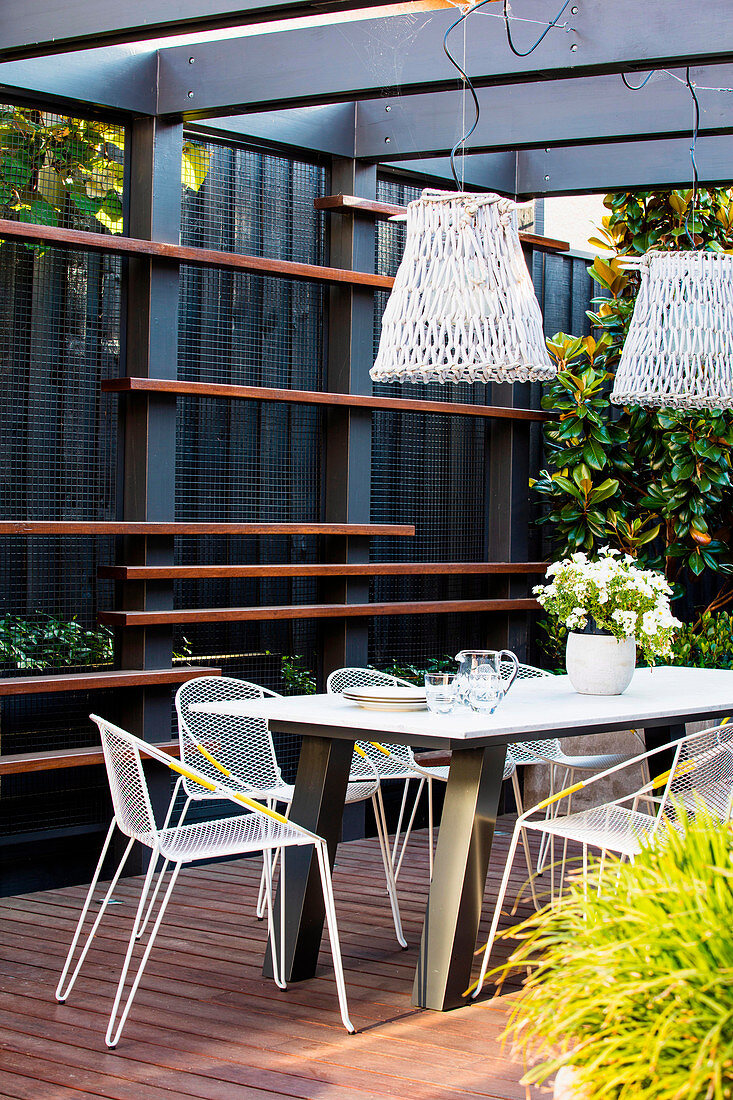Moderne Gartenmöbel auf der überdachten Terrasse in Grau