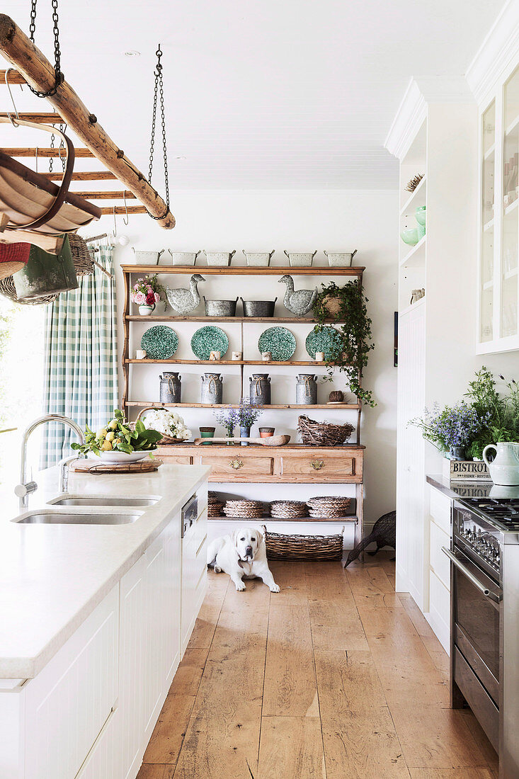 Rustikales Regal in weißer Landhausküche mit Holzboden
