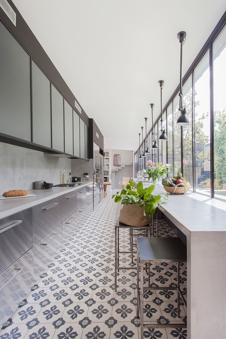 Lange Küche mit Betontheke, Zementfliesen und Verglasung