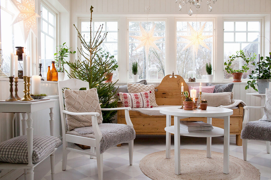 Wintergarten in skandinavischem Stil mit Weihnachtsbaum