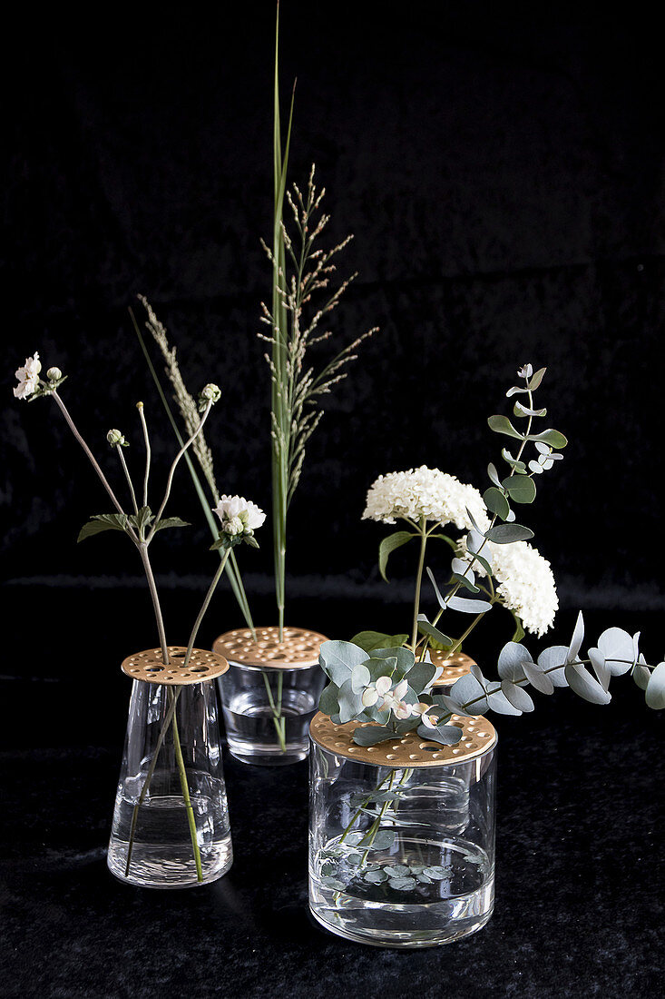 Blumenarrangement in Vasen mit Aufsätzen aus Modelliermasse