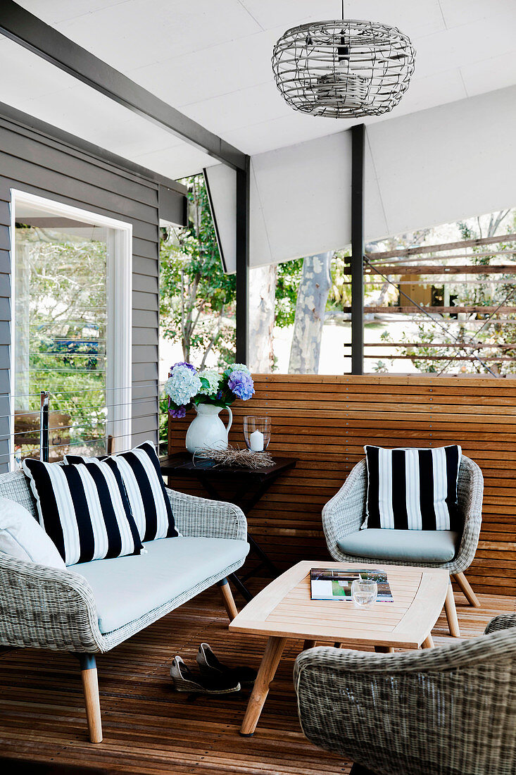 Rattanmöbel und Coffeetable auf überdachter Terrasse