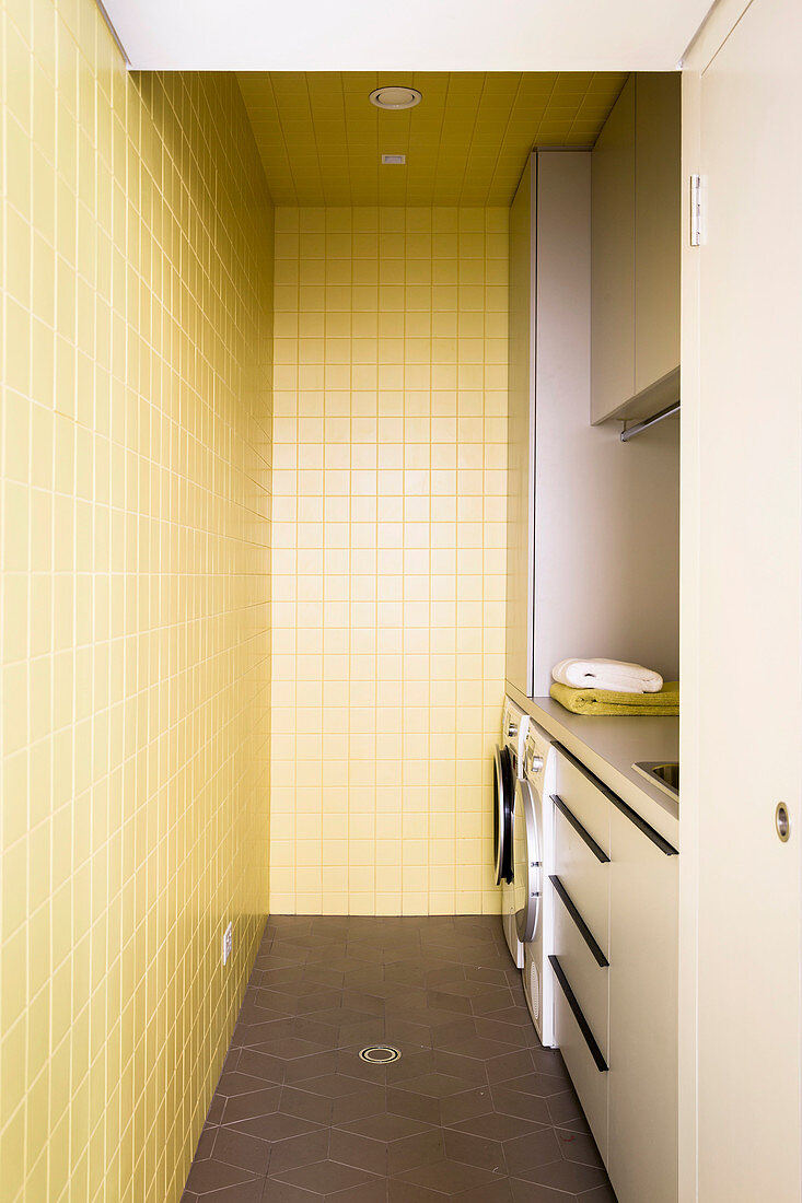 Waschraum mit gelben Wandfliesen