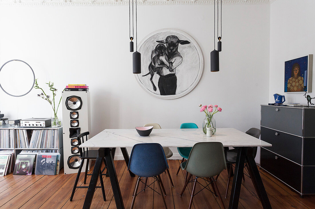 Esstisch mit Marmorplatte im urbanen Wohnzimmer