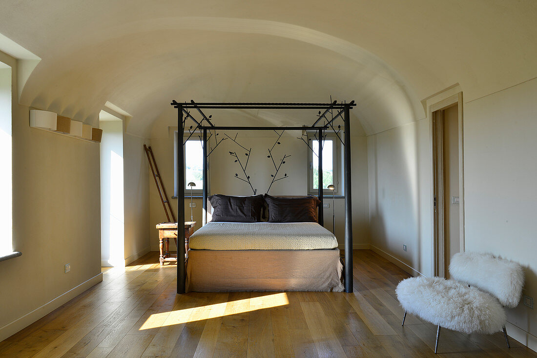 Doppelbett mit Designer-Bettgestell in schlichtem Schlafraum