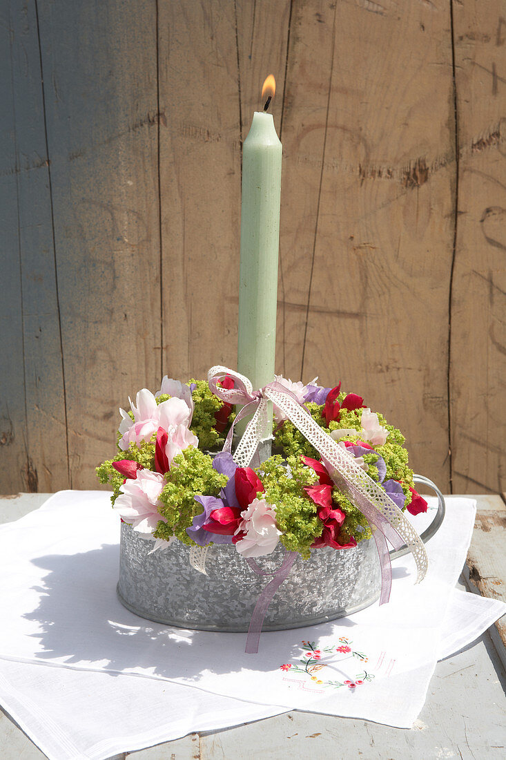 Henkelpott mit Blütenkränzchen, Spitzenband und Kerze