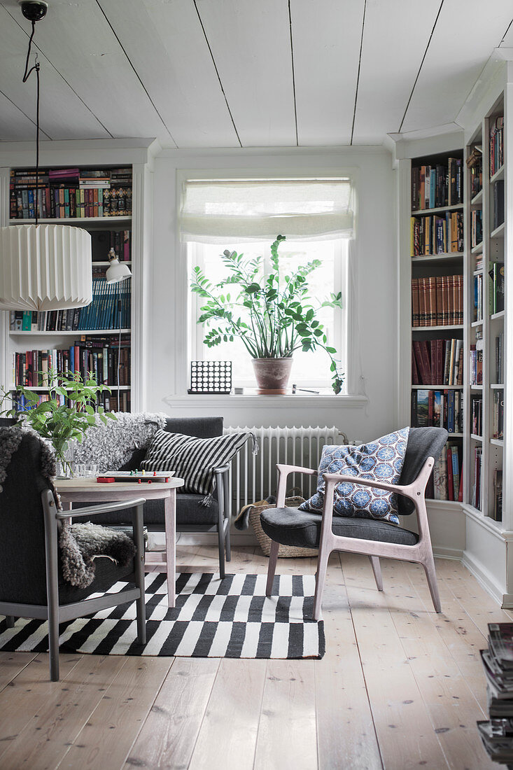 Wohnzimmer im Skandinavischen Stil mit Bücherregalen