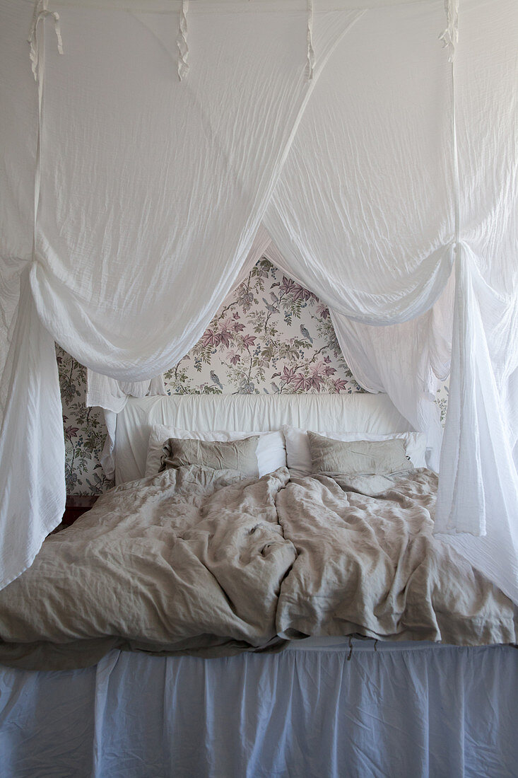 Doppelbett mit weißem Betthimmel im Schlafzimmer