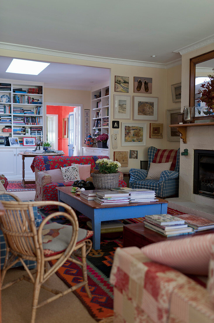 Gemütliches Wohnzimmer im Landhausstil mit blauem Couchtisch