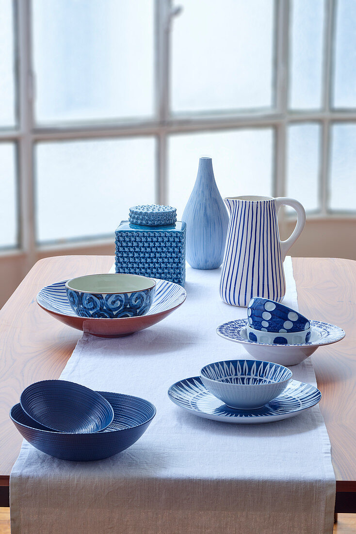Schalen, Teller, Krug, Vase und Dose aus Keramik mit verschiedenen blauen Dekoren