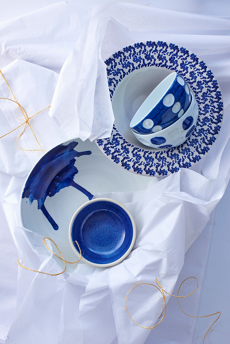 Keramikgeschirr mit verschiedenen blau-weissen Dekoren