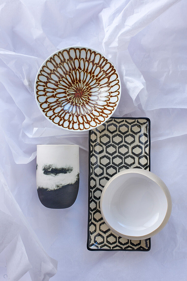Schüsseln, Platte und Becher aus Keramik mit verschiedenen Dekoren