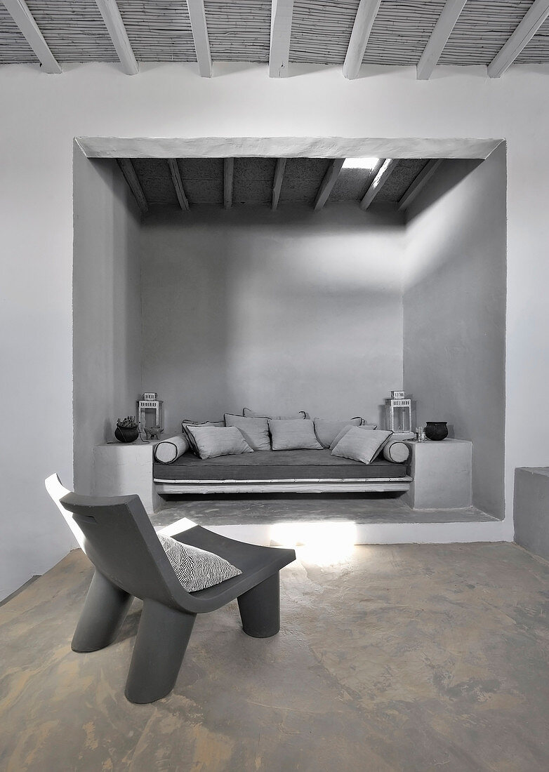 Gemauertes Tagesbett in einer Nische im Raum in Grautönen