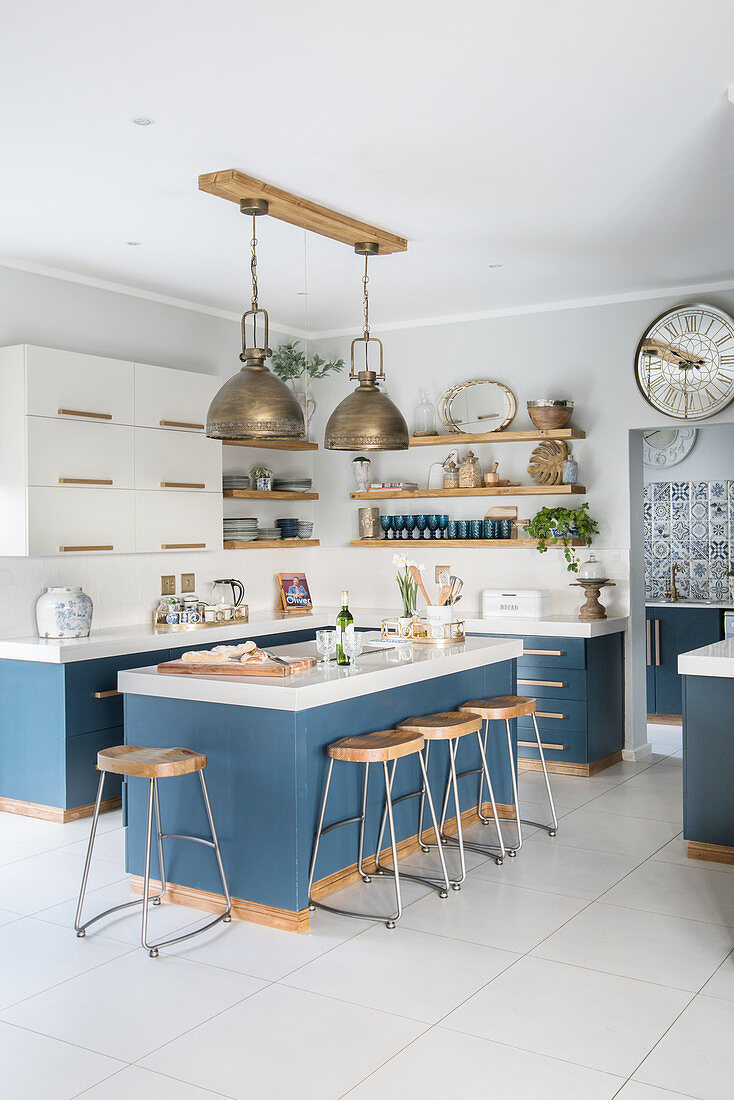 Moderne Landhausküche mit blauen Unterschränken und Barhockern