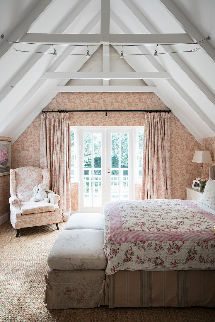 Romantisches Schlafzimmer mit Toile-de-jouy Tapete und Vorhang
