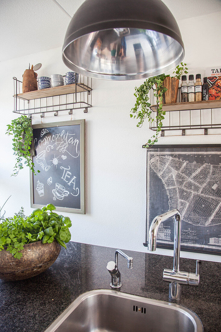 Küchenarbeitsplatte aus Granit, integriertes Spülbecken, Kräutertopf und Schiefertafel an der Wand