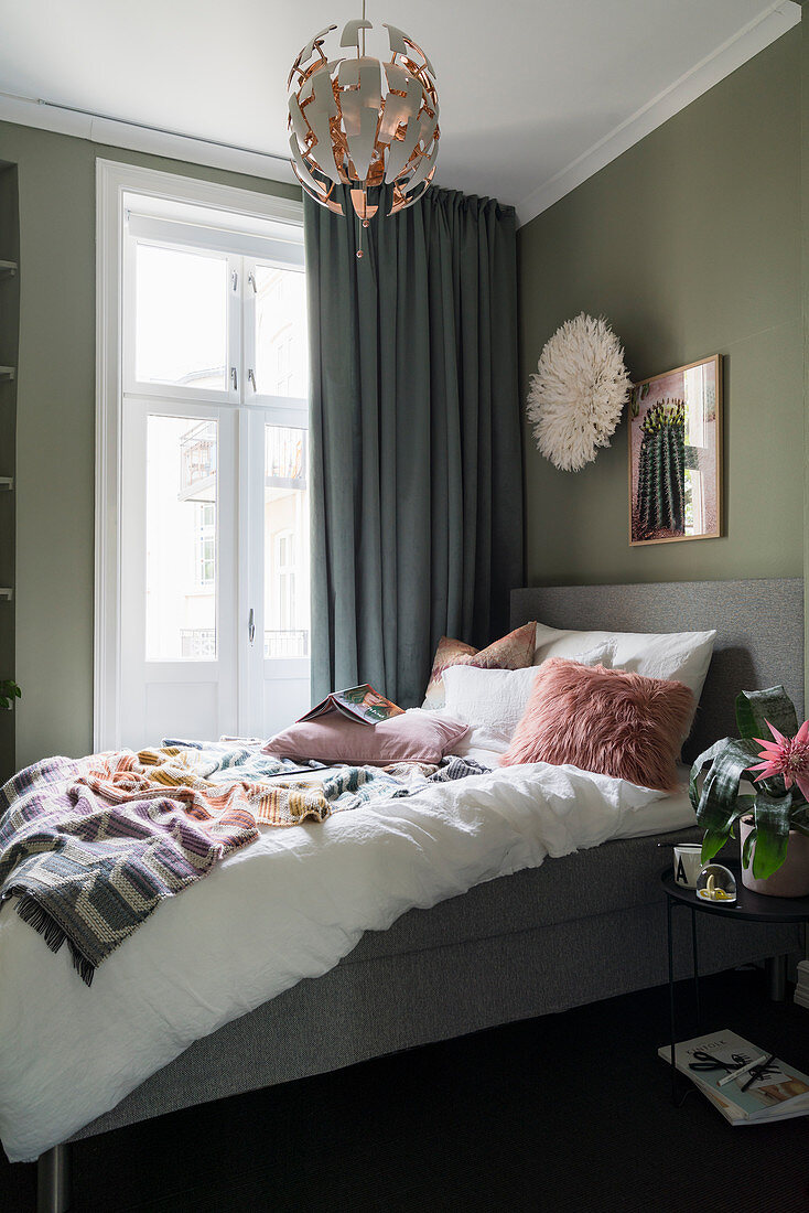 Schlafzimmer mit olivgrünen Wänden