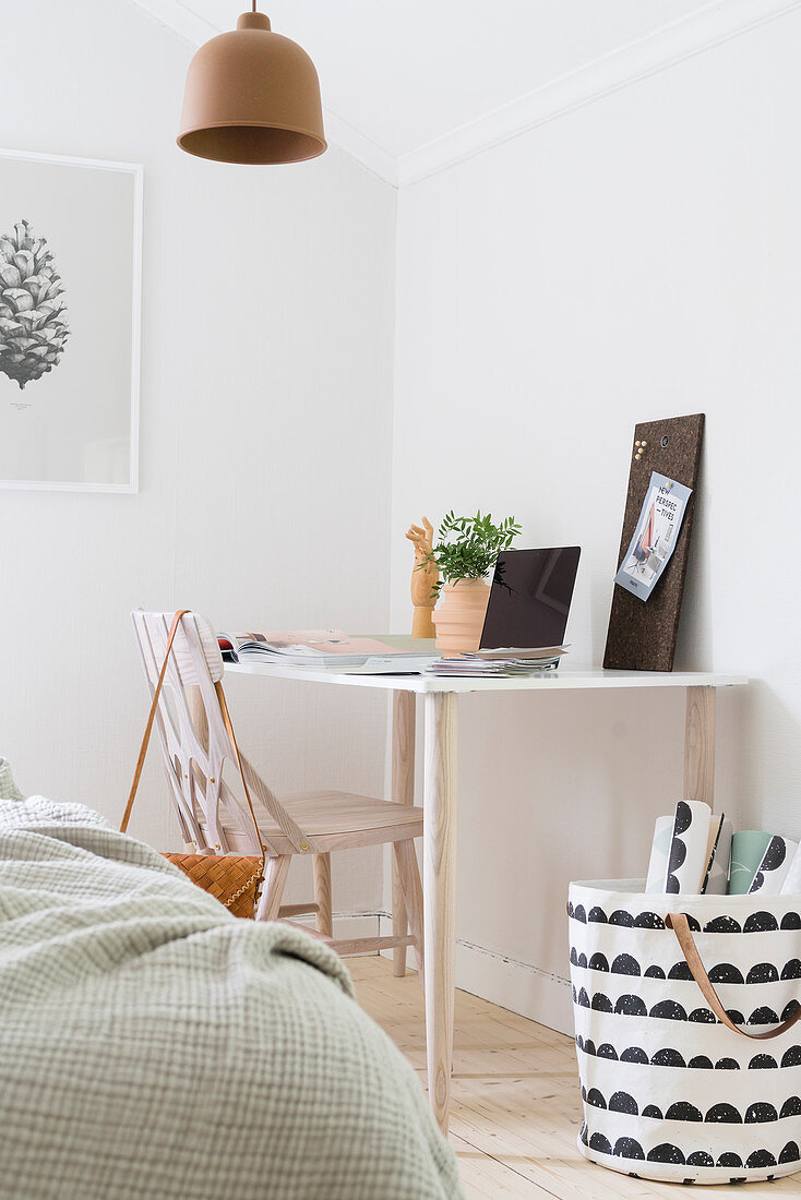 Schreibtisch im hellen Schlafzimmer im Skandinavischen Stil