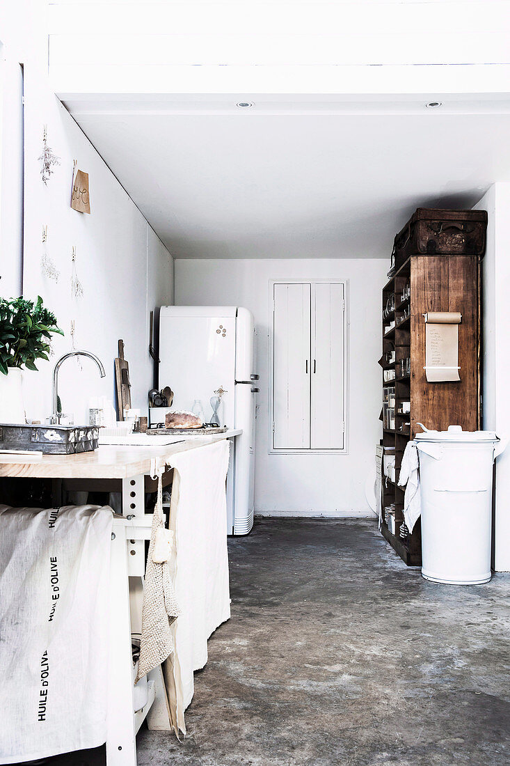 Vintage-Küche in Weiß mit Taubenstall umfunktioniert zum Vorratsregal