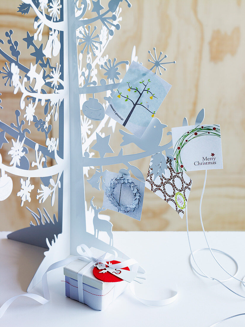 Weisses Weihnachtsbäumchen aus Metall dekoriert mit Weihnachtskarten