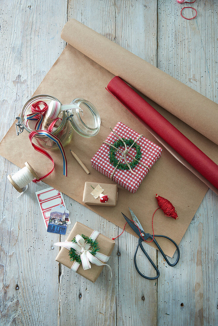 Verpackte Geschenke und Verpackungsmaterial