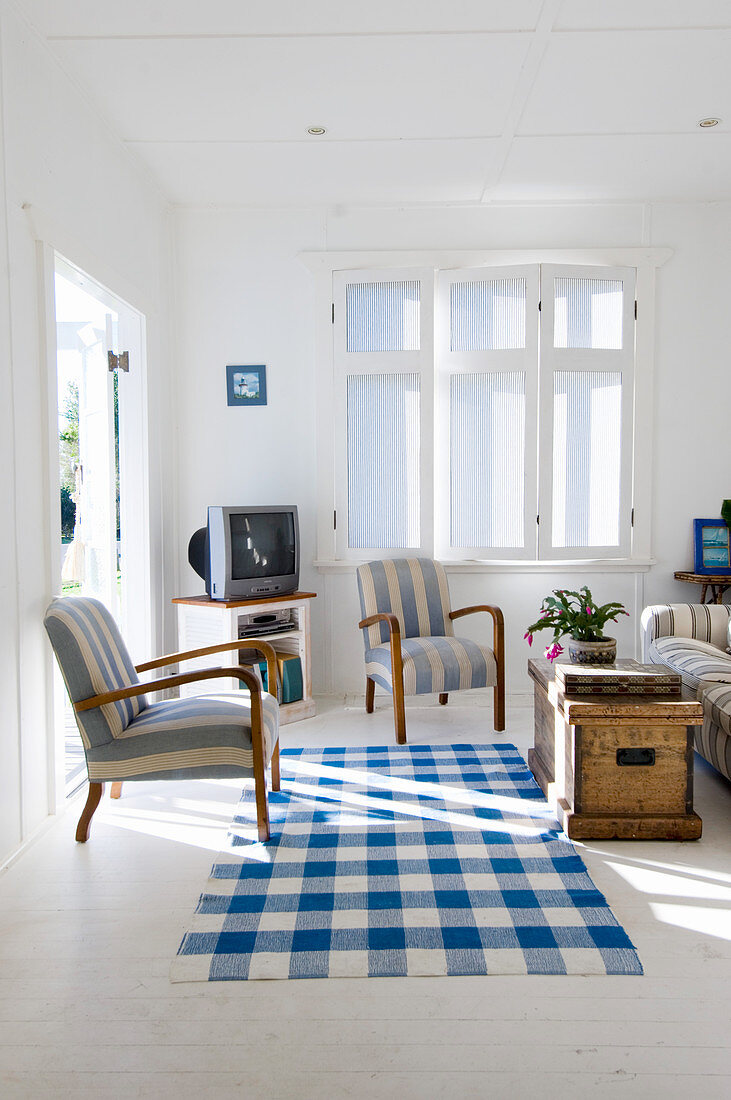 Ländliches Wohnzimmer in Blau und Weiß