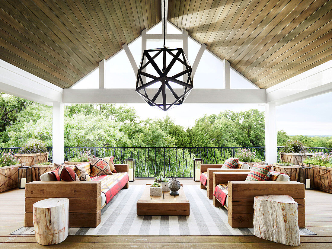 Outdoormöbel aus Holz auf überdachter Terrasse