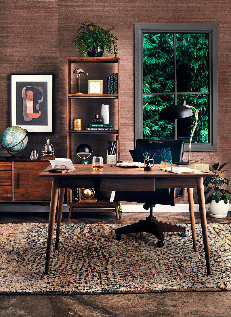 Schreibtisch, Sideboard und offenes Regal im Arbeitszimmer mit dunkler Holzverkleidung