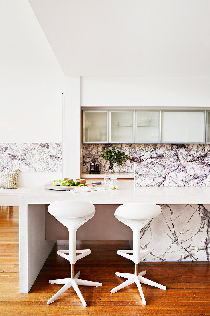 Moderne Küche in Weiß und mit marmorierten Fronten