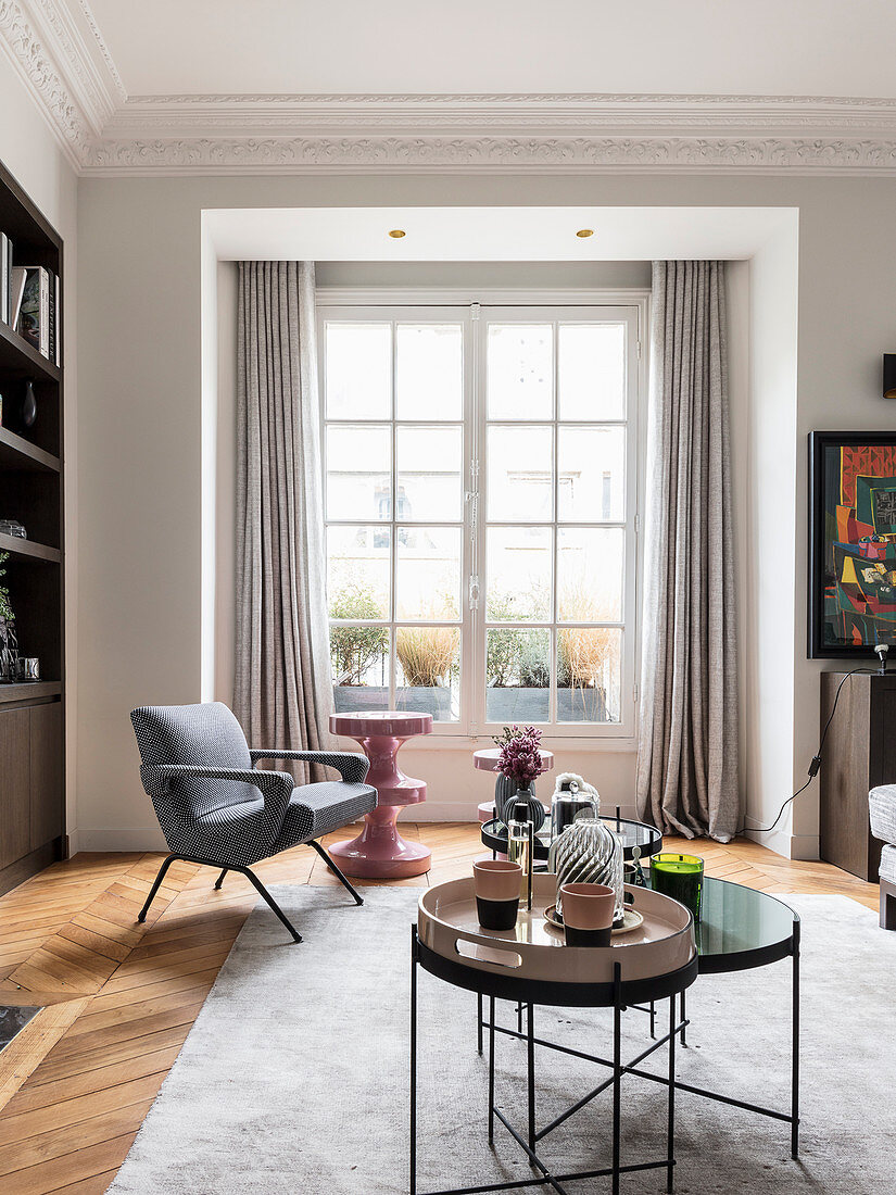 Moderne Möbel im Wohnzimmer mit Sprossenfenster und Stuckdecke