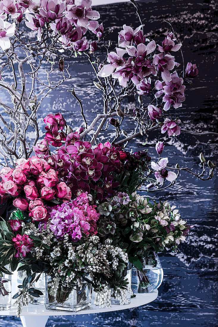 Blumendekoration mit Magnolien und Rosen