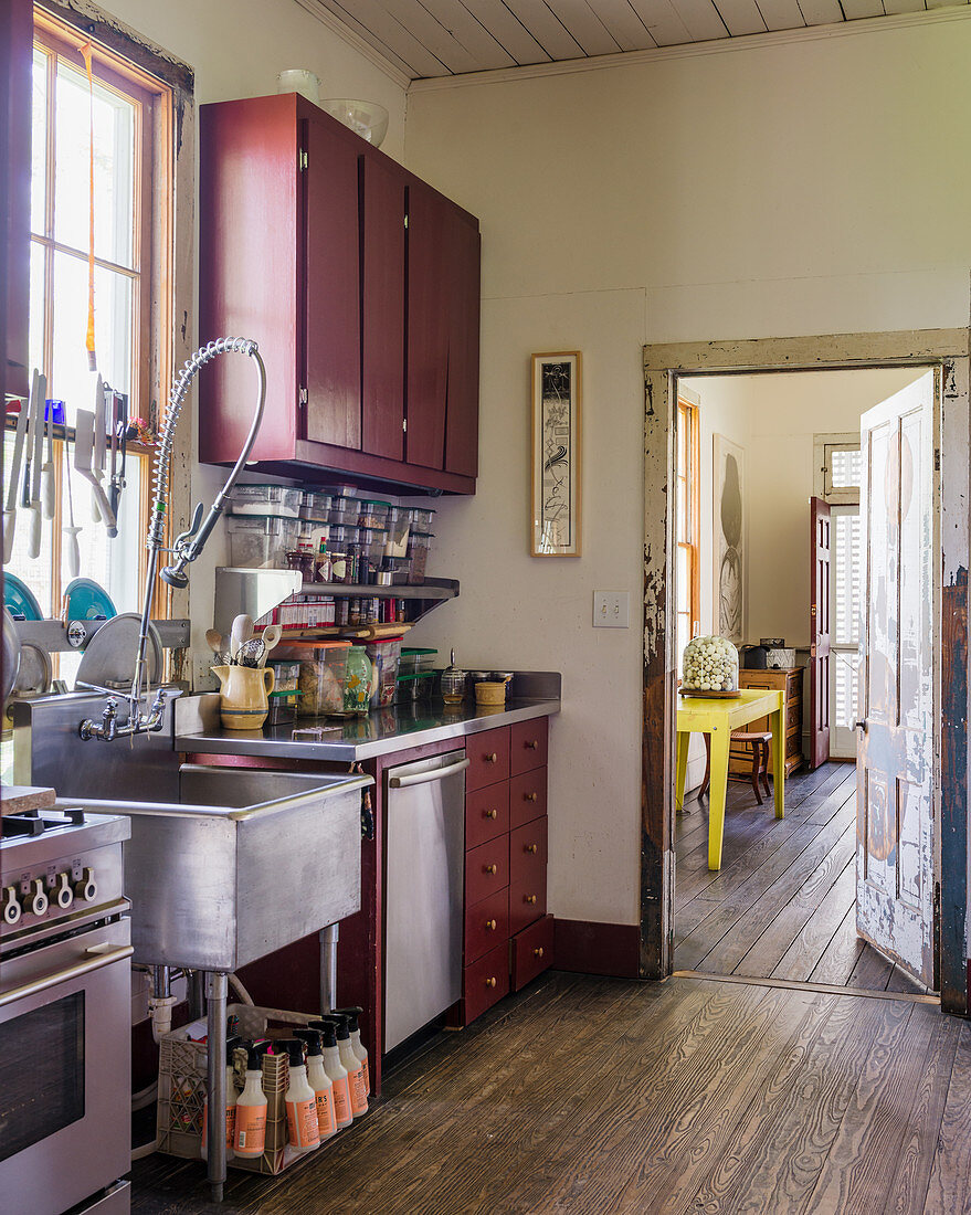 Vintage Küche mit rot-braunem Schrank