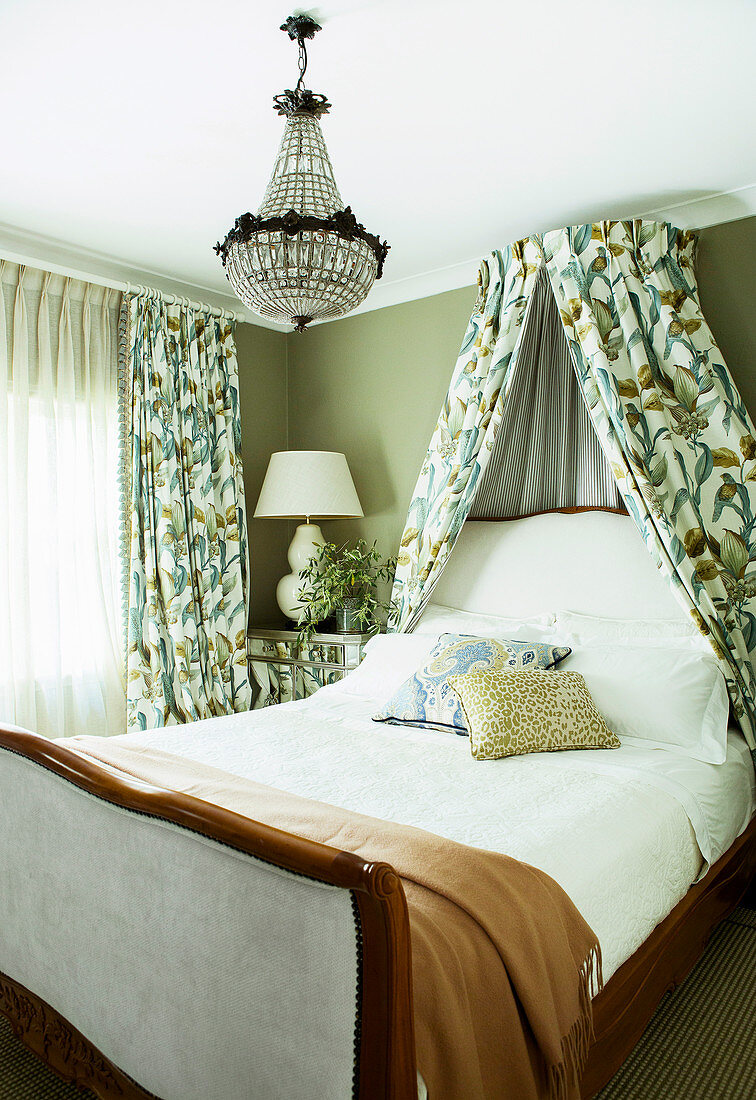Klassisches Schlafzimmer mit floral gemusterten Textilien