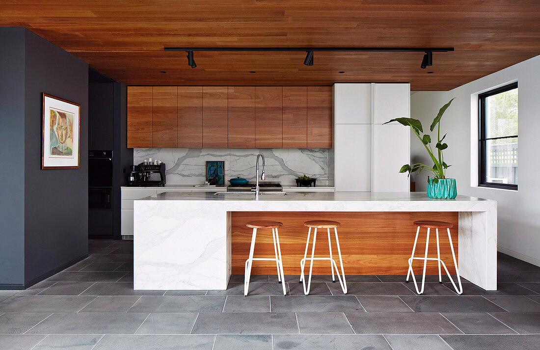 Moderne offene Küche mit Holzfronten und Kücheninsel