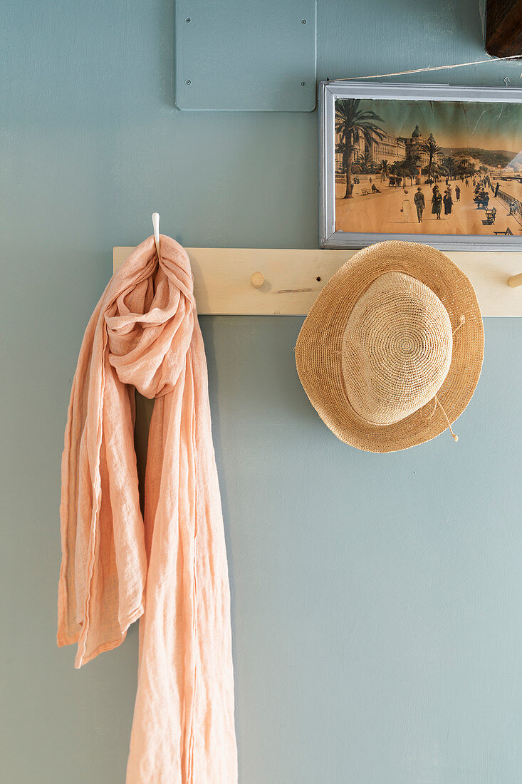 Schal und Hut auf Garderobenleiste