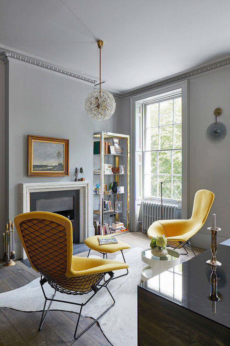 Zwei moderne gelbe Sessel im klassischen Wohnzimmer
